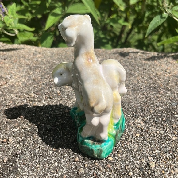 Majolica Vintage Porcelain Baby Lambs Figurine - Picture 4 of 6